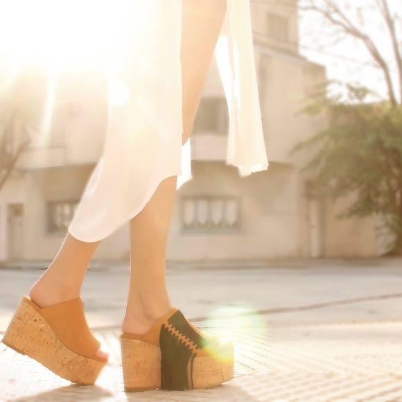 Ricky Sarkany Platform Sandals Fringe Mustard Suede Cork Heels Women’s Sz 9 - Picture 1 of 9